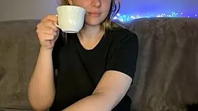 FAT MODEL FINGERS HER TIGHT WET PUSSY ON WEBCAM