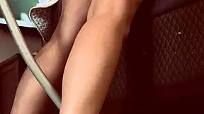 Skinny redhead housewife squirts on bedroom sex machine shaking big ass close-up