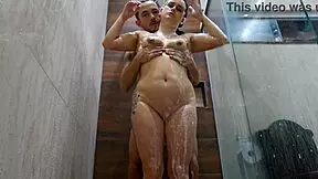 dividindo hotel com meia-irmã na viagem 😈 rough assfucking no banheiro 💦👅