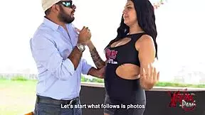 pequeña latina con tetas y culo enormes... pasa casting al aire libre chupando y cabalgando!!