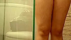 spying on venezuelan hermanastra milet bathing and shaving her pussy with hidden cam