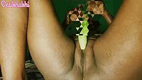 village bhabhi fucks with brinjal 😋🍆