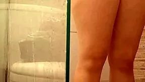 spying on venezuelan hermanastra milet bathing and shaving her pussy with hidden cam