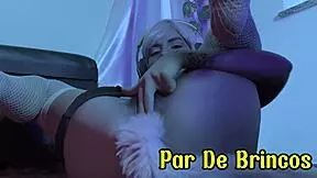 Latina magrinha provoca buceta com plug anal de lingerie