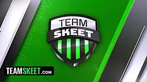 Stepbro risks hairy pussy pound while room watches?