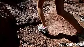 性感娇小18+欧妹手指玩湿屄前猛干