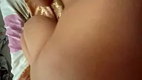 hijastra de 18 años se acuesta en mi cama desnuda y me sorprende al llegar del trabajo terminando con mi verga en su coño apretado