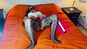 quieres follar el coño jugoso de esta puta latina vecina por dinero