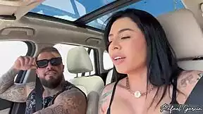 deixei minha namorada gostosa sozinha no estacionamento e ela se masturbou dentro do carro com lingerie squirt no final