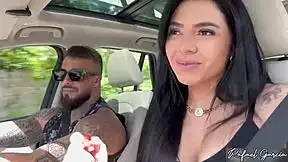 deixei minha namorada gostosa sozinha no estacionamento e ela se masturbou dentro do carro com lingerie squirt no final