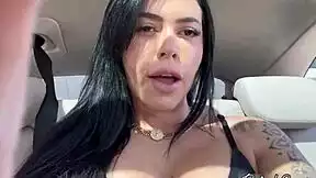 deixei minha namorada gostosa sozinha no estacionamento e ela se masturbou dentro do carro com lingerie squirt no final