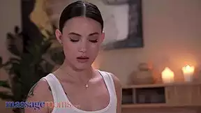 Dude facesitting makes this petite latina cum so hard during massage