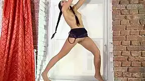 Sexy Gymnast Tonya Bellucci Spreads Flexible Legs Wide