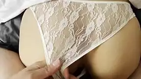 mi vecina sumisa me da footjob y se viene en su espalda balloon ass