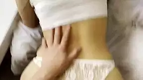 mi vecina sumisa me da footjob y se viene en su espalda balloon ass