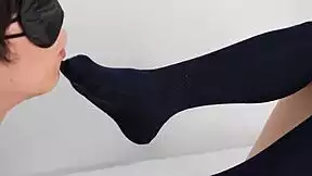 mi novia japonesa en uniforme me hace footjob con sus calcetines azules sexys