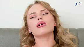 Caught stepmom masturbating, she begs hole help now 😈🍑