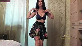 damn this milf jerks clit squeezes saggy tits moanin while young old wankers watch!! hairy pussy flowin 😍