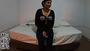 Apenas 18 y esta latina brunette esta lista para mamar verga y coger duro en pov