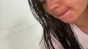 quieres ver como le follo el coño a la novia de mi hermanastro lesbicamente?
