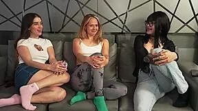 Threesome vibrator fucks her pussy till screaming orgasm?