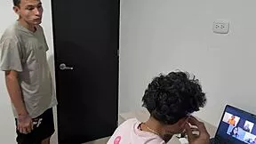 ¿Quieres ver cómo mi mejor amigo interracial me folla el culo mientras mi marido cornudo mira?