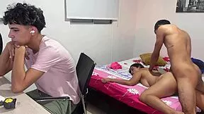 ¿Quieres ver cómo mi mejor amigo interracial me folla el culo mientras mi marido cornudo mira?