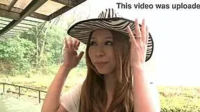 ASIAN JAPANESE PISSES HARD OUTDOORS!