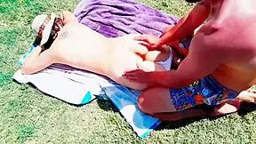 ella me da su culo tatuado en plena via publica shaking that big ass