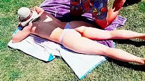 ella me da su culo tatuado en plena via publica shaking that big ass