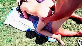 ella me da su culo tatuado en plena via publica shaking that big ass