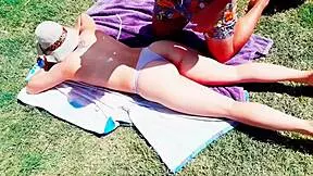 ella me da su culo tatuado en plena via publica shaking that big ass
