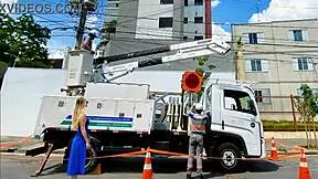 funcionario da enel fode cliente no carro pra nao cortar luz