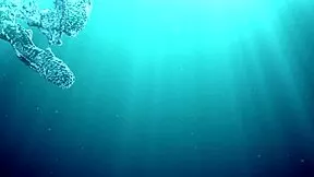 Lesbians Bianca Kudravaya and Selena Zakolkina masturbate in shower