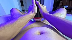 Solo me la jalaba... pero mi roomie me folla con su máquina vibradora!