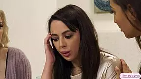 lesbian couple lick brunette neighbor pussy?