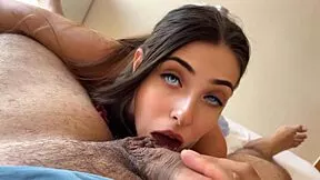 ¡Mira cómo la asistenta sexy se convence para follar por plata y explota en orgasmo brutal!