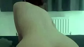 amateur slut fingers pussy solo on cam