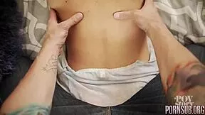 quieres masajear estas tetas grandes de mi madre política y follarla?