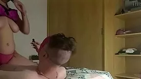 Hijastra culona con bragas sexy montando rico la polla de padrastro, papi se enamoro!