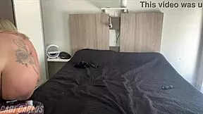 meu cuzinho apertado no consolo me fez gozar gostoso masturbando na lingerie