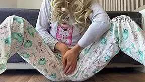 Skinny Asian schoolgirl fingers pussy squirts hard cum! 💦✋