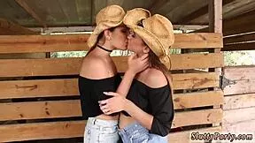lesbian duddys bathtub ranch party turns into hardcore cheating handjob 👭🚿🤠