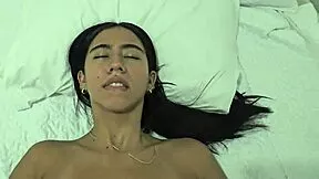 Hermanastra latina con tetas grandes y culo enorme follada duro en su cama por su pareja