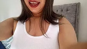 ingresa a esta clase y aprende a seducir a esta milf latina mojada squirting en la cama