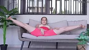 whoa check out this big booty ex-ballerina spreading legs wide 😍 her wet cunt drips!