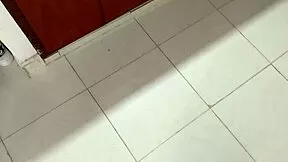 infiel ama de casa cachonda se deja follar por el plomero mientras su marido trabaja