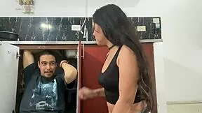 infiel ama de casa cachonda se deja follar por el plomero mientras su marido trabaja