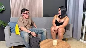 Mi madrastra con musculos enormes saca leche de mi verga chupando y montandome a escondidas