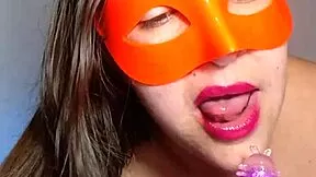 la mejor amiga de mi esposa se masturba con cameltoe tetas enormes... quiere verga ya